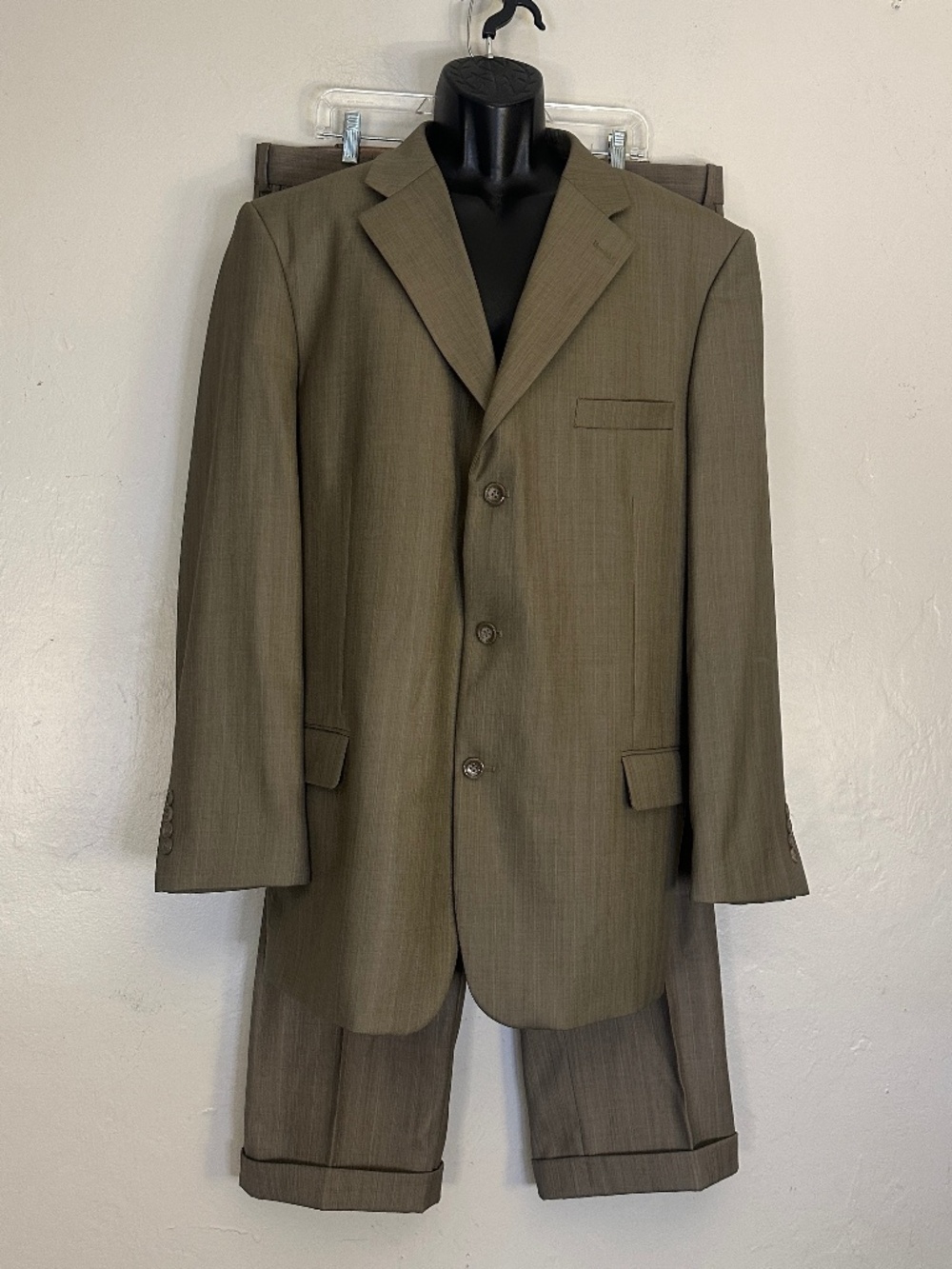 Caravelli Full Suit 46L Pants 40" waist 30.5" inseam Gently worn 3 button
